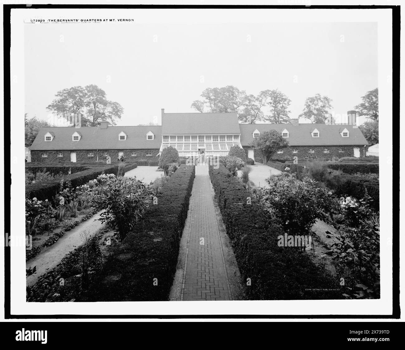 Les quartiers des serviteurs à Mt. Vernon, Detroit Publishing Co. No. 072829., Gift ; State Historical Society of Colorado ; 1949, Washington, George,,, 1732-1799, maisons et repaires. , Estates. , Quartiers des serviteurs. , Jardins. , États-Unis, Virginie, Mount Vernon (Estate) Banque D'Images