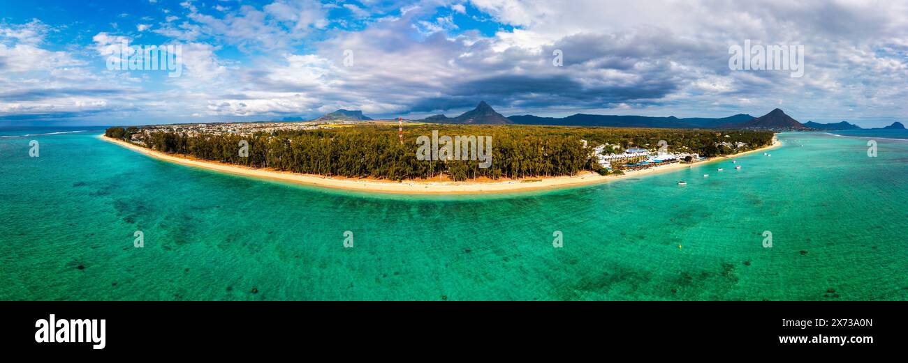 Vue aérienne de paysage de la plage de Flic en Flac avec paysage urbain de la ville de Flic en Flac et paysage de montagne de Maurice en arrière-plan. Meilleur beac tropical Banque D'Images