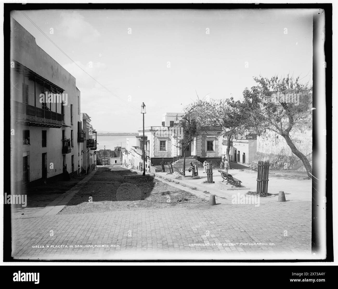 Une Placeta à San Juan, Porto Rico, 'First Lutheran EV. Church' sur le bâtiment dans le centre., Detroit Publishing Co. No. 013223., Gift ; State Historical Society of Colorado ; 1949, Plazas. , Porto Rico, San Juan. Banque D'Images