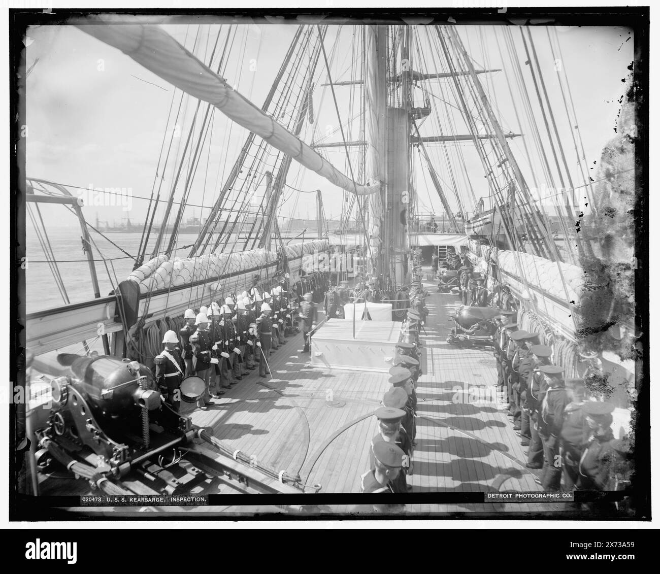U.S.S. Kearsarge, inspection, date basée sur Detroit, catalogue J (1901)., Detroit Publishing Co. No. 020473., Gift ; State Historical Society of Colorado ; 1949, Kearsarge (Screw sloop-of-War), États-Unis., Navy. , Cruisers (navires de guerre), américain. , Seamen, américain. , Officiers militaires, américain. , Inspections militaires. Banque D'Images