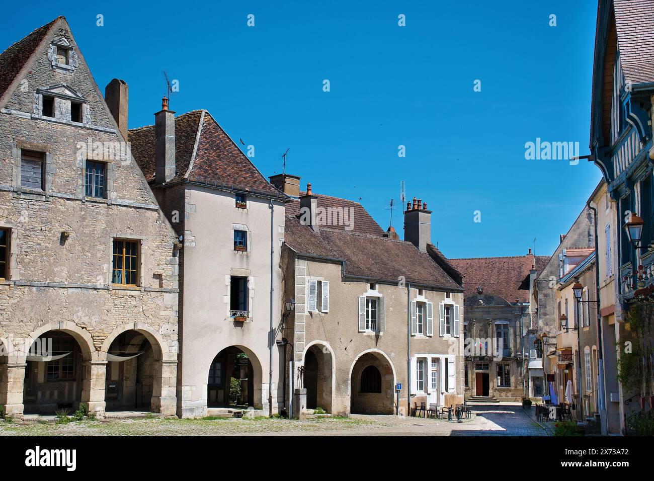 Maisons à arcades à Noyers-sur-serein, Yonne, Bourgogne Banque D'Images