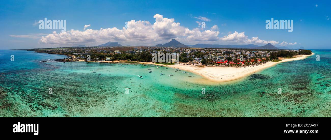 Belle île Maurice avec magnifique plage de Flic en Flac, vue aérienne depuis le drone. Ile Maurice, rivière Noire, Flic-en-Flac vue sur le village de bord de mer Be Banque D'Images