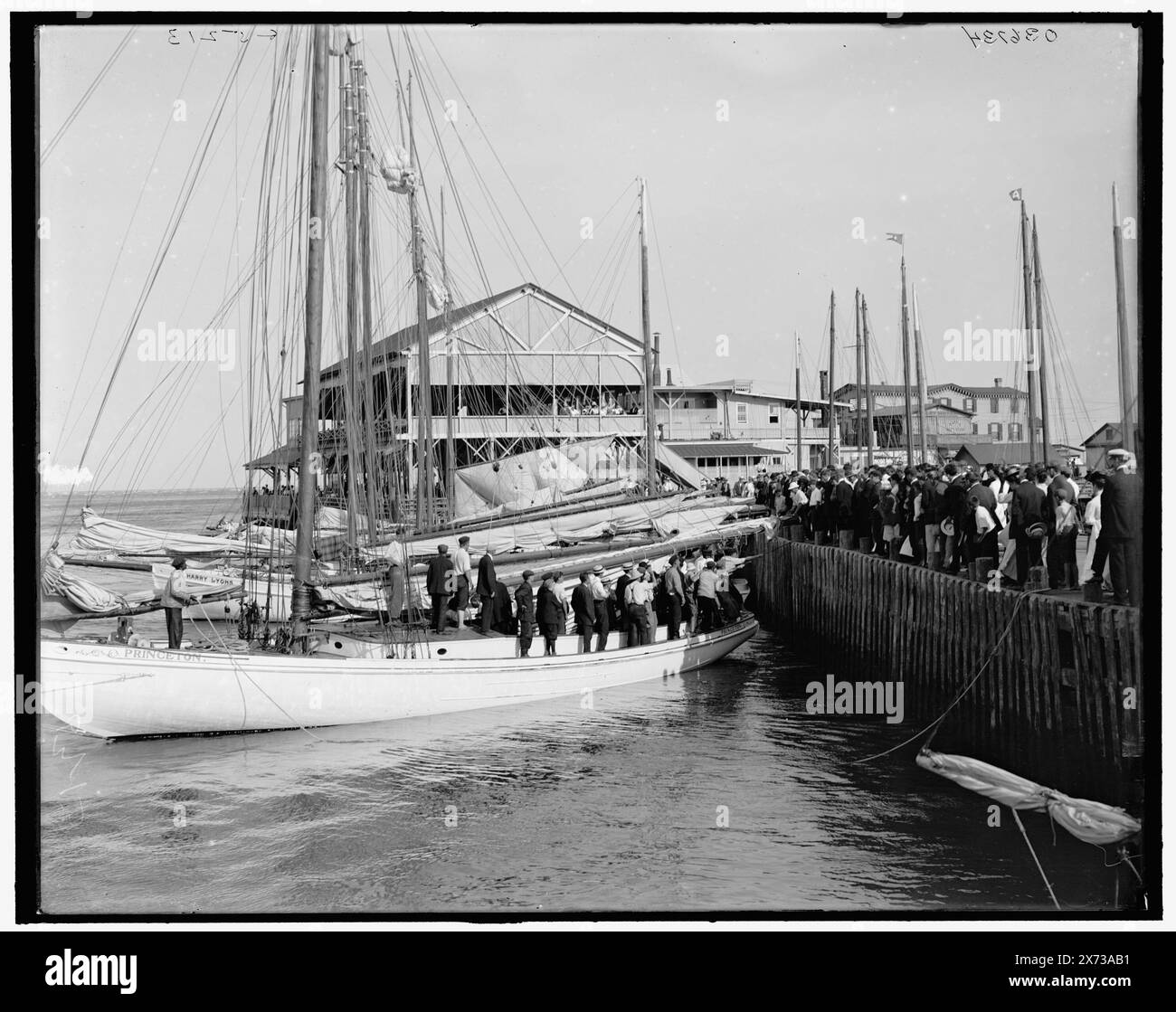 Retour du vainqueur, jour de régate, Atlantic City, N.J., titre de la veste., 'g 5213' sur négatif., Detroit Publishing Co. no. 036734., Gift ; State Historical Society of Colorado ; 1949, Piers & Wharves. , Yachts. , Régates. , États-Unis, New Jersey, Atlantic City. Banque D'Images