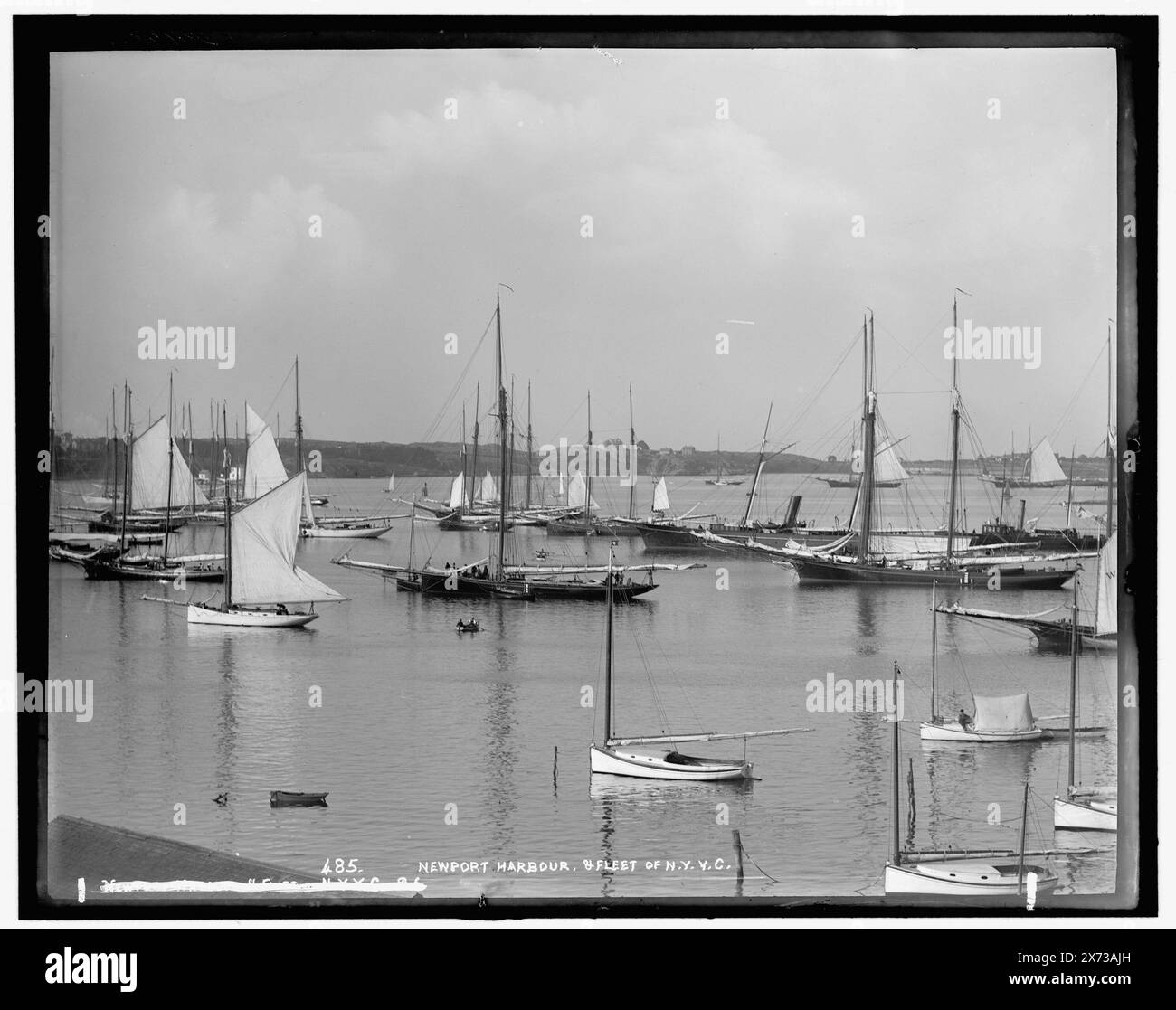 Newport Harbour & Fleet of N.Y.Y.C. New York Yachtclub, '485' sur négatif., Detroit Publishing Co. no. 033760., Gift ; State Historical Society of Colorado ; 1949, Yachts. , Harbors. , Yacht clubs. , États-Unis, Rhode Island, Newport. Banque D'Images
