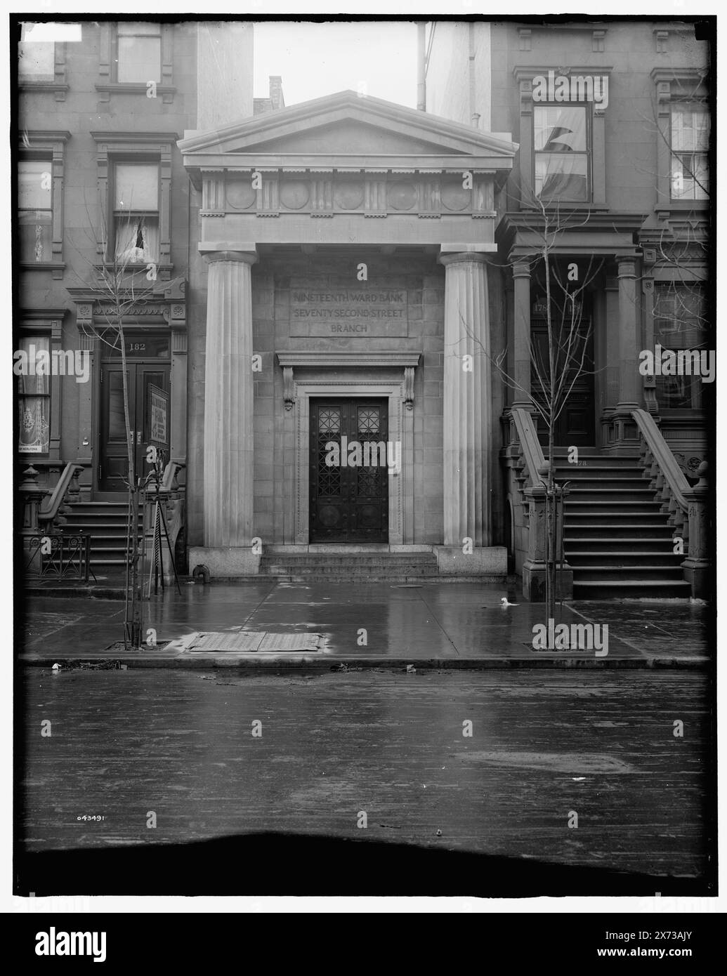19th Ward Bank, Seventy-second Street Branch, extérieur, New York, N.Y. titre tiré de la veste., Detroit Publishing Co. no. 043491., Gift ; State Historical Society of Colorado ; 1949, Banks. , États-Unis, New York (State), New York. Banque D'Images