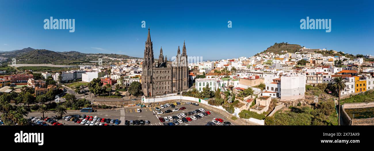 Vue aérienne de l'église Parroquia de San Juan Bautista de Arucas dans la ville d'Arucas, Gran Canaria, Îles Canaries, Espagne. Cathédrale néo-gothique historique Banque D'Images