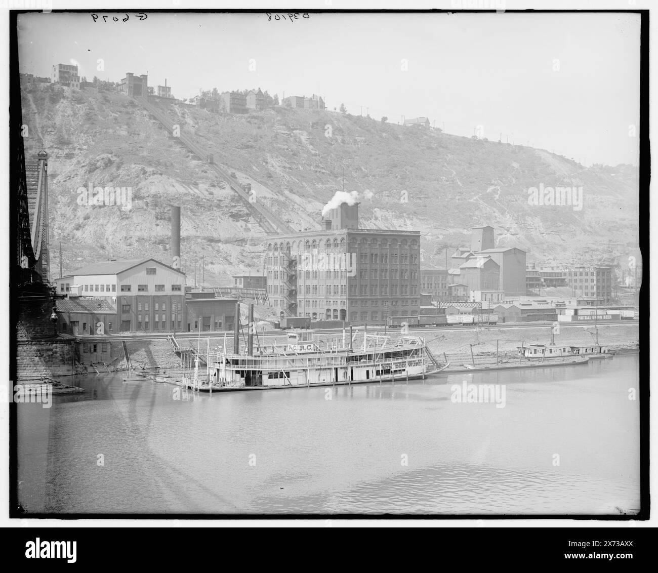 Duquesne incline, Pittsburgh, Pa., titre tiré de la veste., 'G 6079' sur négatif., Detroit Publishing Co. No. 039108., Gift ; State Historical Society of Colorado ; 1949, incliné chemins de fer. , Rivers. , Bateaux à vapeur. , Installations industrielles. , États-Unis, Pennsylvanie, Pittsburgh. Banque D'Images