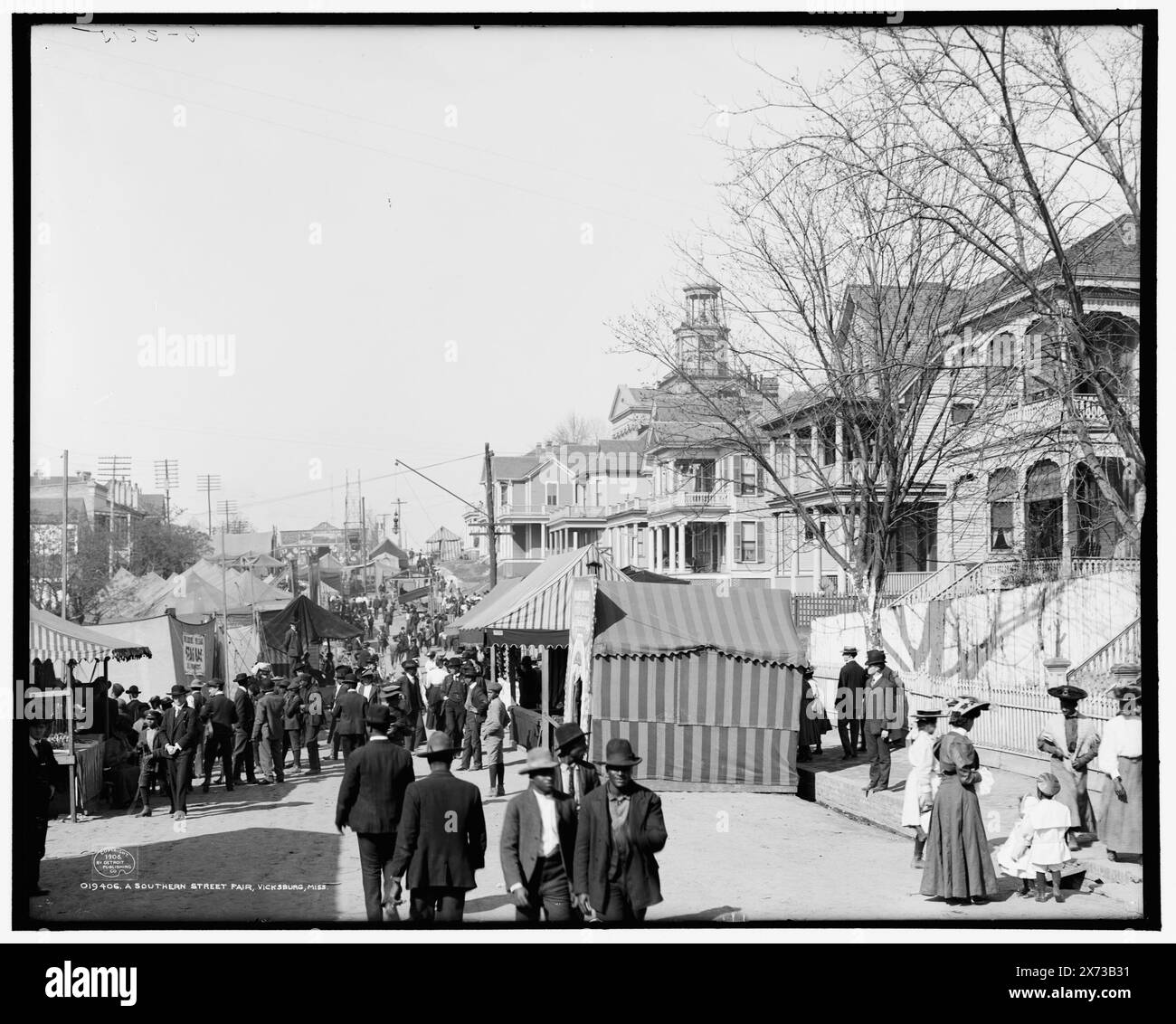 A Southern Street Fair, Vicksburg, Miss., 'G 3815' sur négatif., Detroit Publishing Co. No. 019406., Gift ; State Historical Society of Colorado ; 1949, Streets. , Foires. , City & Town Life. , États-Unis, Mississippi, Vicksburg. Banque D'Images