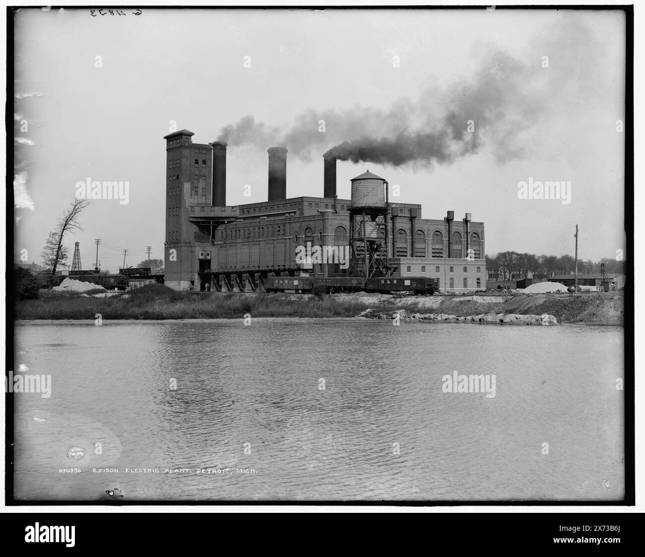 Edison Electric plant Detroit Edison Company, Detroit, Mich., 'G 4833' sur négatif., Detroit Publishing Co. no. 070336., Gift ; State Historical Society of Colorado ; 1949, public Utility Companies. , Centrales électriques. , Front de mer. , États-Unis, Michigan, Detroit. Banque D'Images