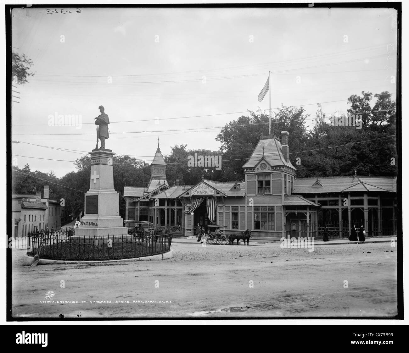 Entrée au Congress Spring Park, Saratoga, N.Y., inscription du monument : 77 N.Y.S. Vols, 'G 2323' et 'Detroit Photographic Co.' sur négatif., Detroit Publishing Co. No, 017907., cadeau ; State Historical Society of Colorado ; 1949, monuments & Memorial. , Parcs. , Sculpture. , Gatehouses. , États-Unis, histoire, Guerre de Sécession, 1861-1865. , États-Unis, New York (State), Saratoga Springs. Banque D'Images