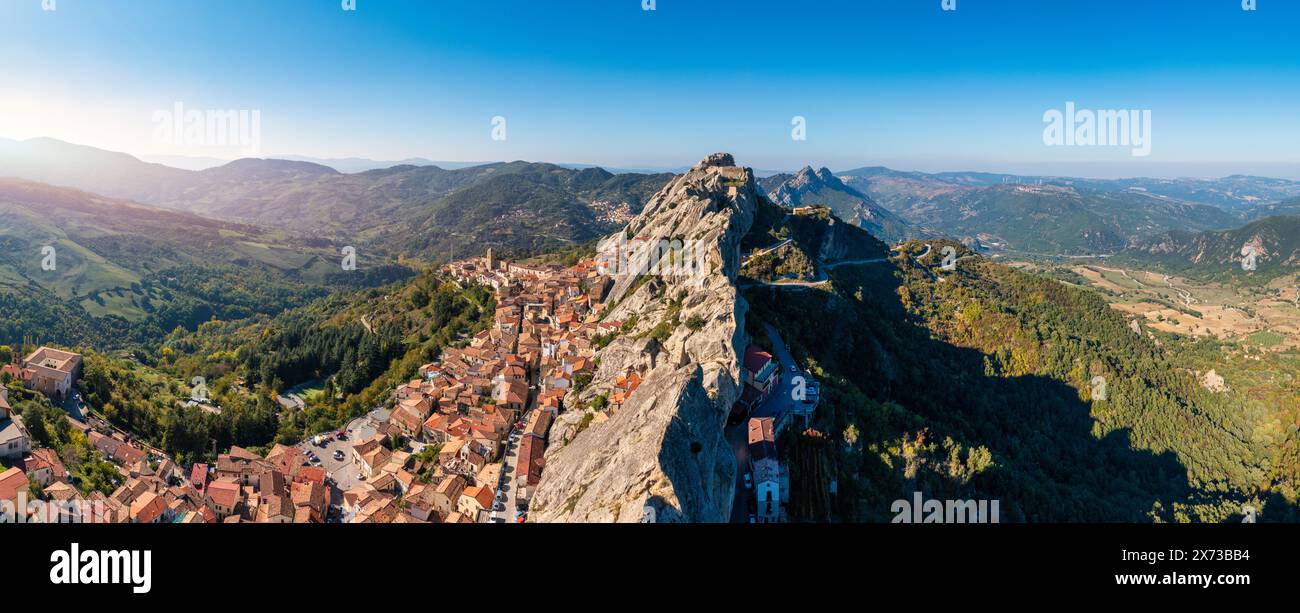 Vue aérienne de la ville médiévale de Pietrapertosa, Italie. Vue de la ville de Pietrapertosa dans les Dolomites Lucaniennes en Italie. Pietrapertosa village i Banque D'Images