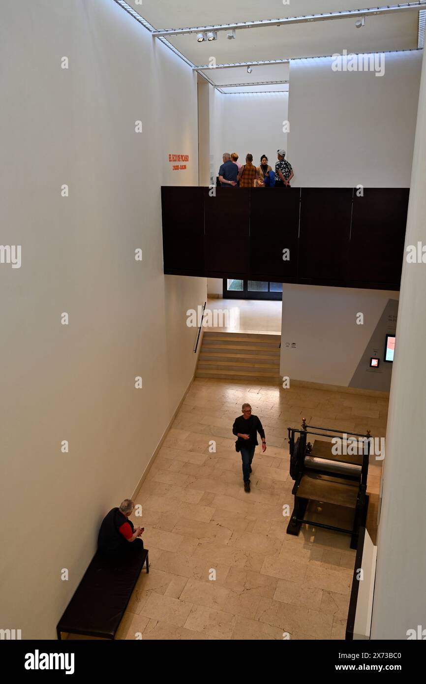 Espace de bâtiment intérieur avec plancher, marches, balcon personnes dans un motif géométrique abstrait Musée Picasso, Málaga, Espagne Banque D'Images