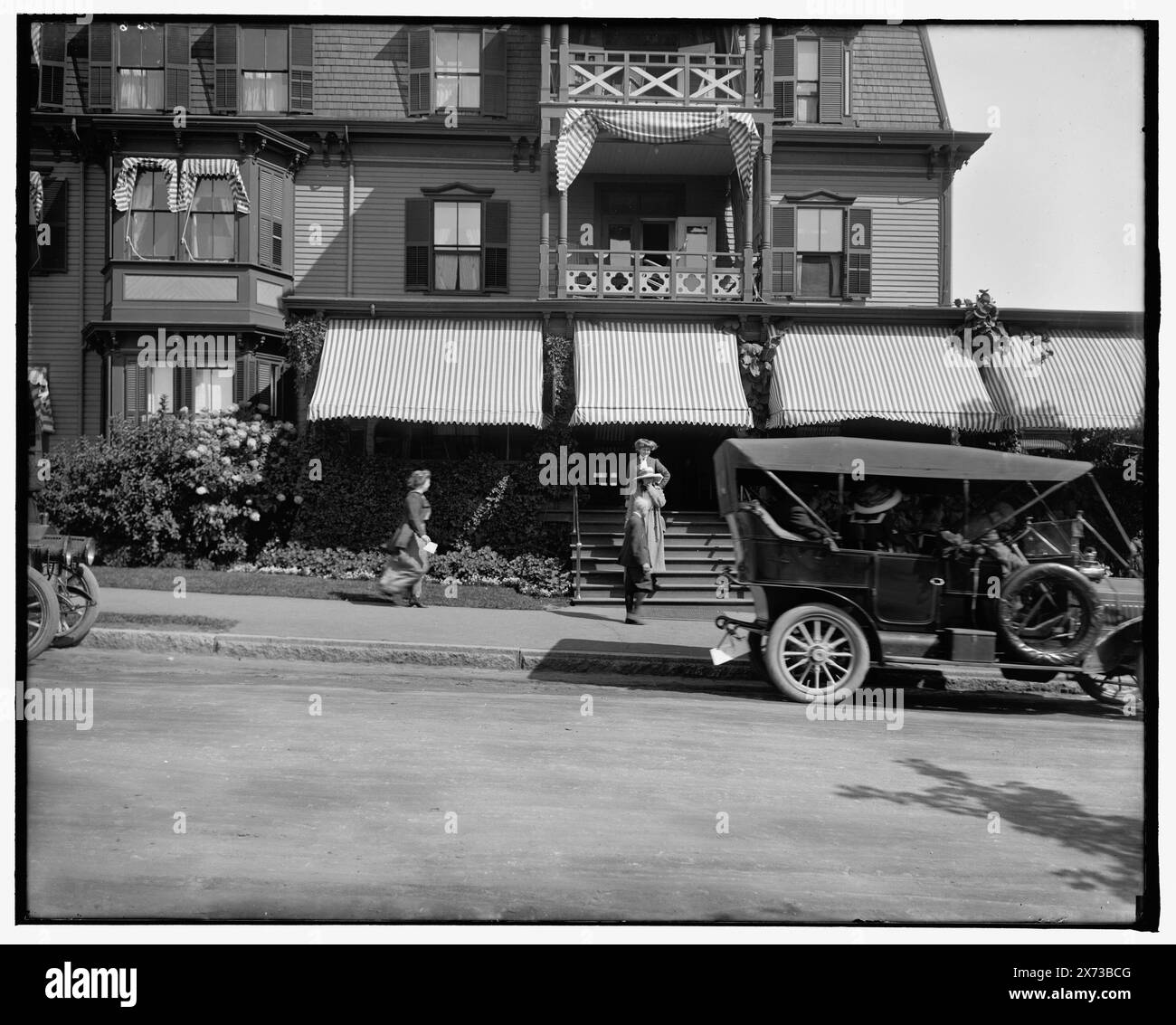 Entrée à l'Oceanside, Magnolia, Mass., titre de la veste., 'No. 6' sur négatif., Detroit Publishing Co. No. 039833., Gift ; State Historical Society of Colorado ; 1949, Hôtels. , Automobiles. , Resorts. , États-Unis, Massachusetts, Gloucester. Banque D'Images