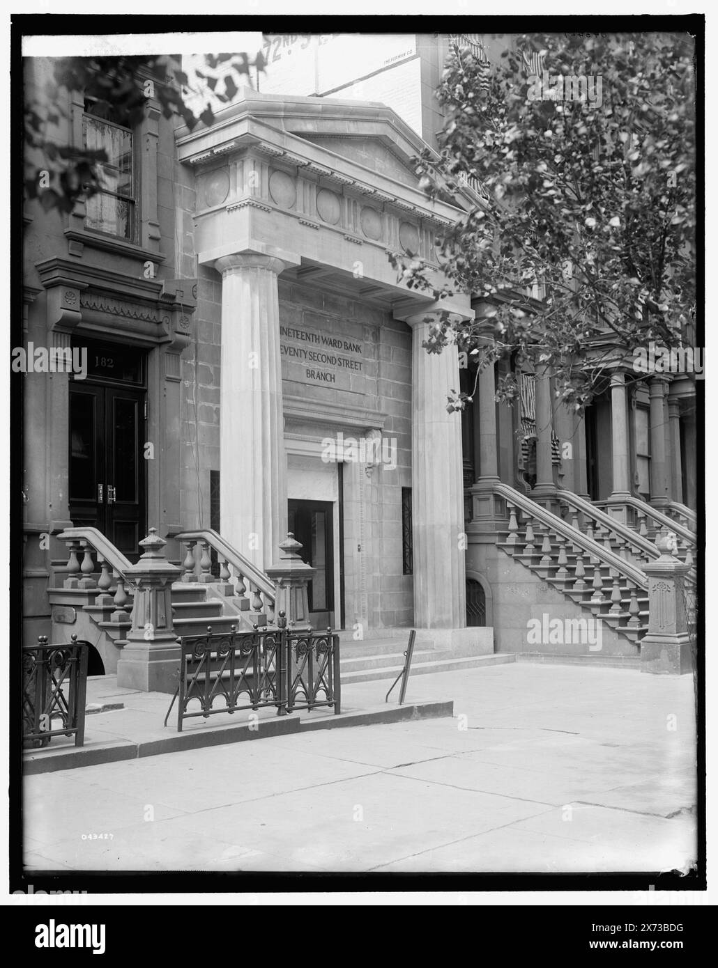 Soixante-dix-second Street Branch, 19th Ward Bank, entrée, vue de côté, New York, N.Y., titre de veste., '5126' sur étiquette négative., Detroit Publishing Co. no. 043427., Gift ; State Historical Society of Colorado ; 1949, Banks. , États-Unis, New York (State), New York. Banque D'Images