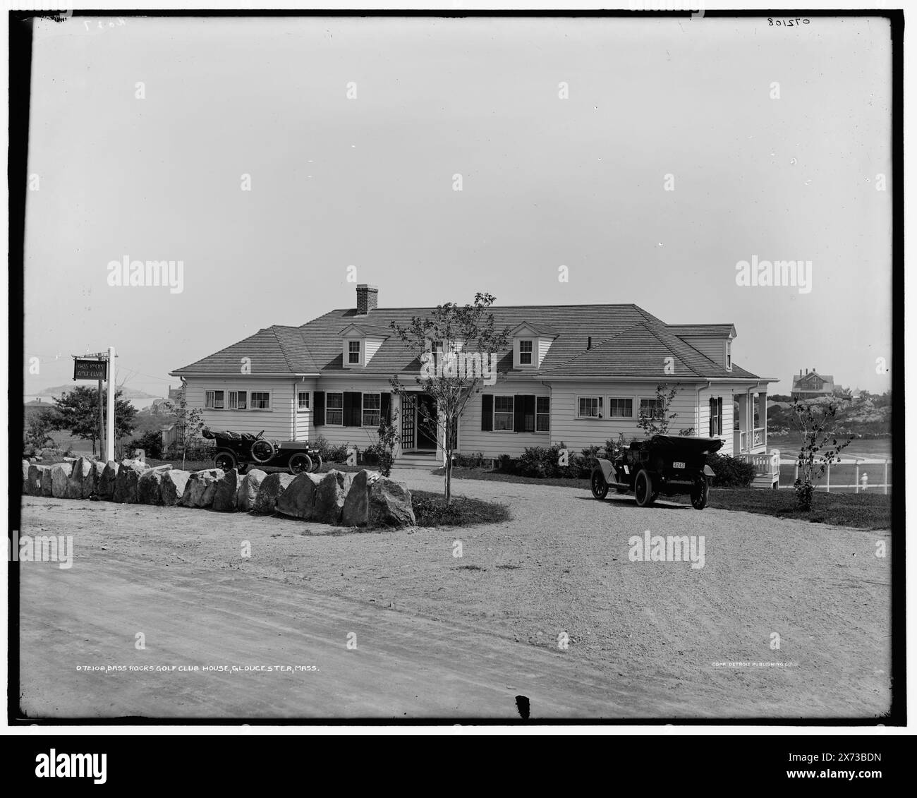 Bass Rocks Golf Club House, Gloucester, Mass., 'No. 27' sur négatif., '1910' sur la plaque d'immatriculation de la voiture., Detroit Publishing Co. No. 072108., Gift ; State Historical Society of Colorado ; 1949, Clubhouses. , Golf. , Clubs. , États-Unis, Massachusetts, Gloucester. Banque D'Images