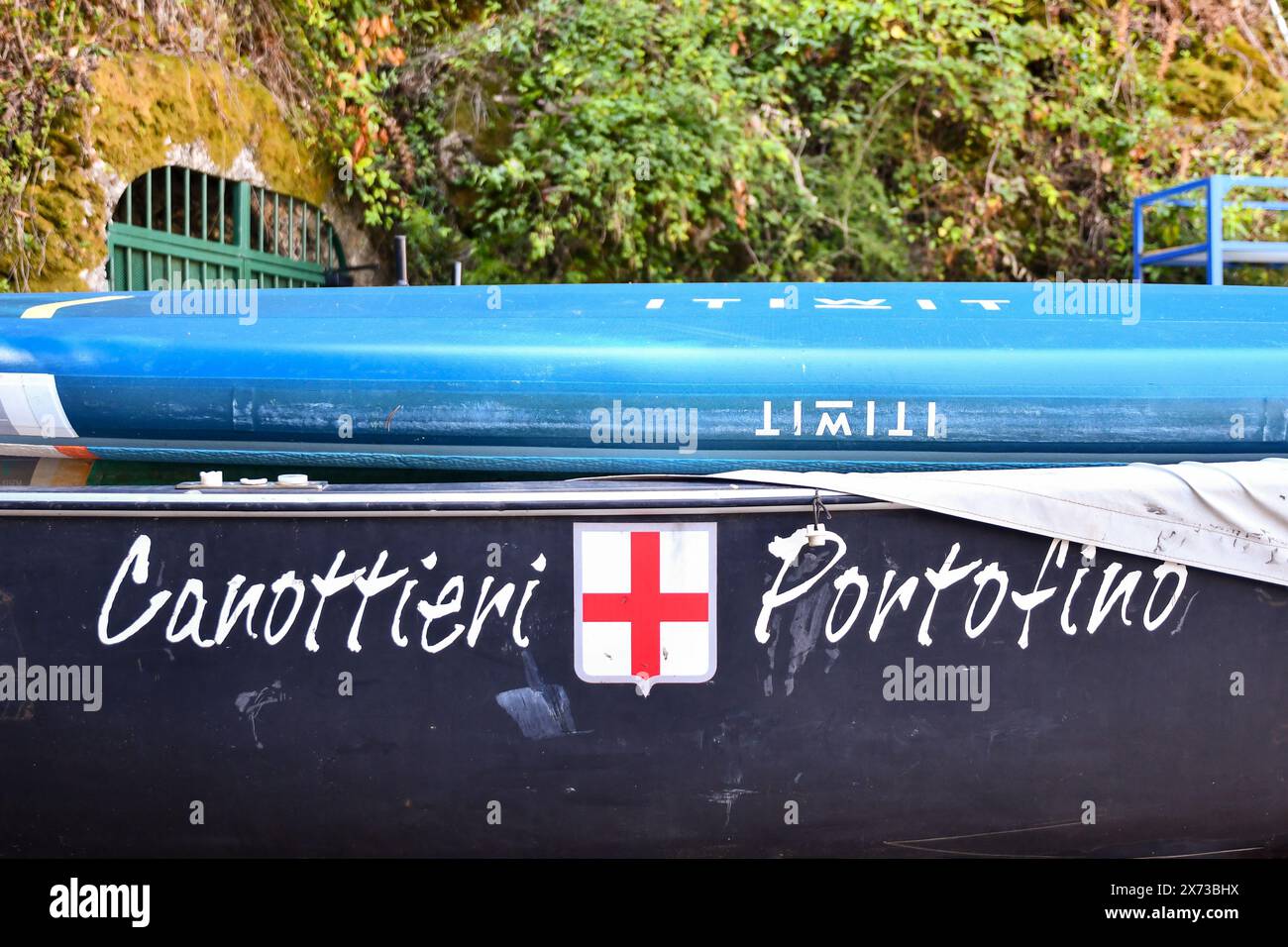 Flanc d'un bateau portant le nom de 'Canottieri Portofino' (rameurs Portofino) et les armoiries de Gênes (Croix de Saint-Georges) Portofino, Gênes, Italie Banque D'Images