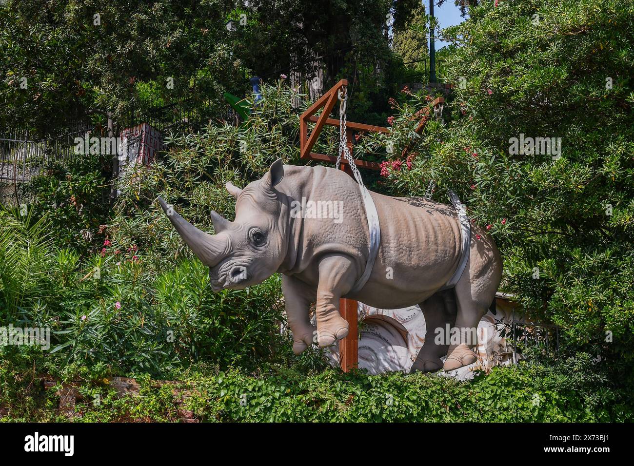 Sculpture de 'rhinocéros' par Stefano Bombardieri dans le Musée du Parc, Centre international de sculpture en plein air, Portofino, Gênes, Ligurie, Italie Banque D'Images