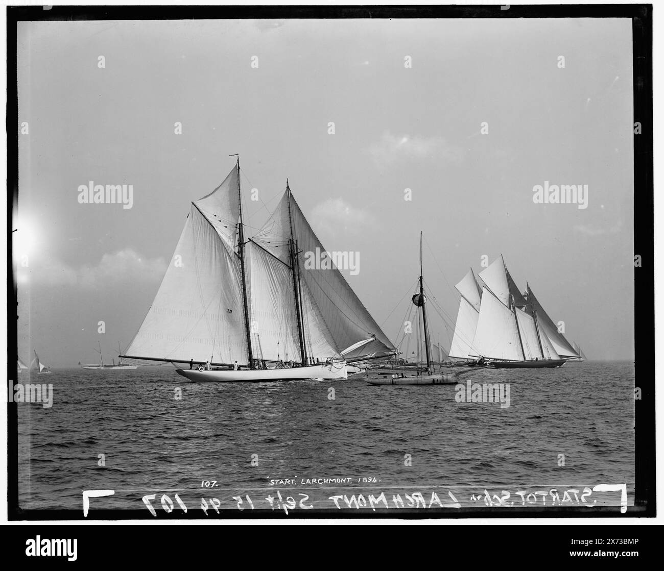 Start, Larchmont, attribution basée sur le style du titre et la numérotation., probablement Larchmont Yacht Club., '107' sur négatif., No Detroit Publishing Co. no., cadeau ; State Historical Society of Colorado ; 1949, Yachts. , Régates. Banque D'Images