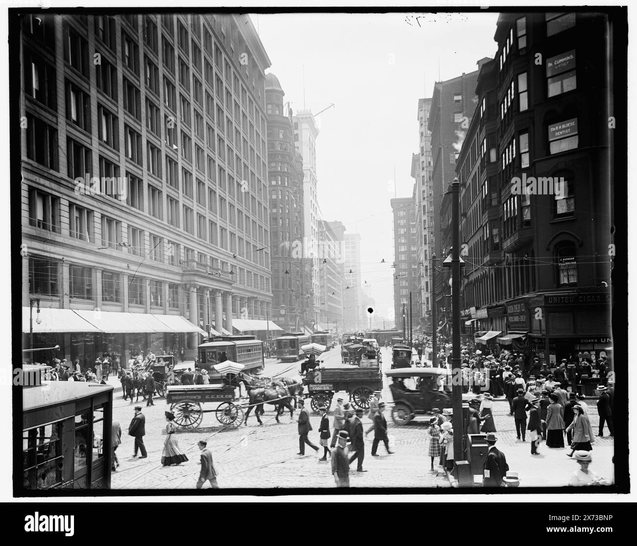 Chicago, Ill., State préparé & Marshall Fields, Title from jacket., Store at left., 'G 8273' on Negative., Detroit Publishing Co. No. 0500190., Gift ; State Historical Society of Colorado ; 1949, Marshall Field & Co., Streets. , Grands magasins. , États-Unis, Illinois, Chicago. Banque D'Images
