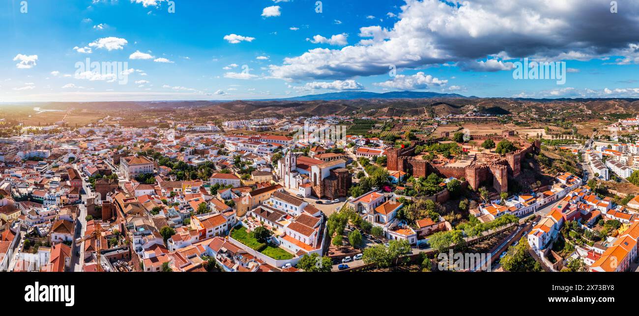 Vue sur les bâtiments de la ville de Silves avec le célèbre château et la cathédrale, région de l'Algarve, Portugal. Murs du château médiéval dans la ville de Silves, région de l'Algarve, Por Banque D'Images