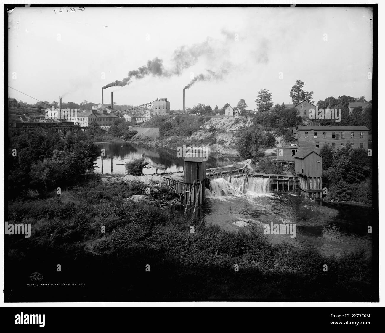Papeterie, Petoskey, Mich., 'G 4521' sur négatif., Detroit Publishing Co. No. 070723., Gift ; State Historical Society of Colorado ; 1949, Paper Industry. , Installations industrielles. , Barrages. , États-Unis, Michigan, Petoskey. Banque D'Images