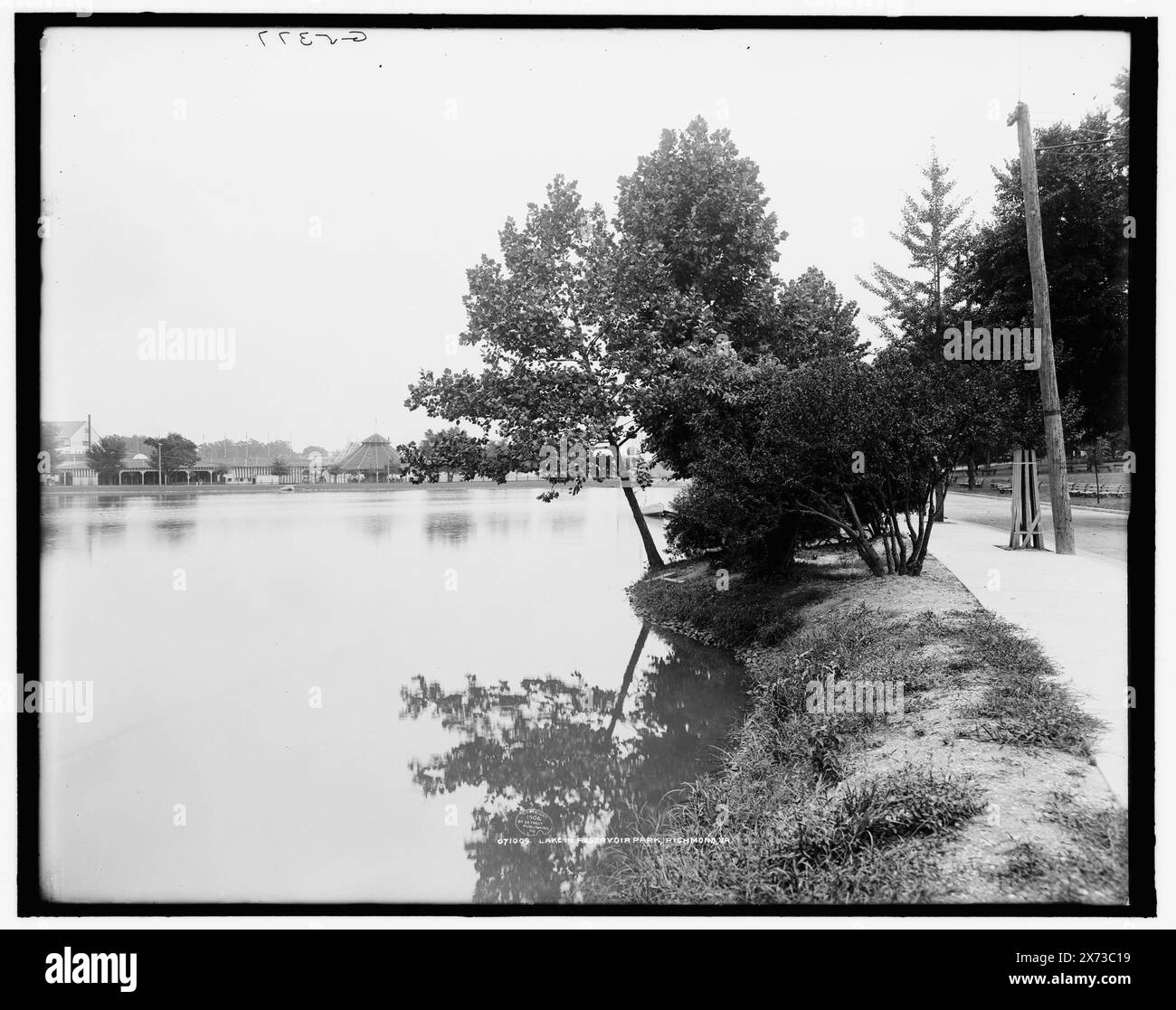 Lac dans Reservoir Park, Richmond, Virginie, 'G 5377' sur négatif., Detroit Publishing Co. No. 071009., Gift ; State Historical Society of Colorado ; 1949, Parks. , Lacs et étangs. , États-Unis, Virginie, Richmond. Banque D'Images