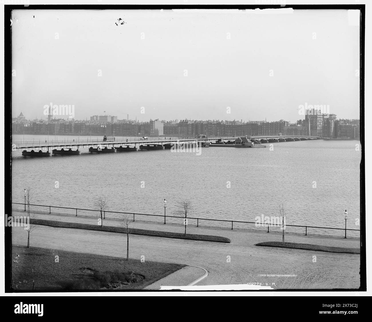 Boston, Mass. et Harvard Bridge de l'autre côté de Charles River, images vidéo hors séquence ; l'ordre réel de gauche à droite est 06634, 06633., '1731' sur négatif gauche ; '1732' sur négatif droit., Detroit Publishing Co. 010772., Gift ; State Historical Society of Colorado ; 1949, Rivers. , Ponts. , Front de mer. , États-Unis, Massachusetts, Boston. , États-Unis, Massachusetts, Cambridge. , États-Unis, Massachusetts, Charles River. Banque D'Images