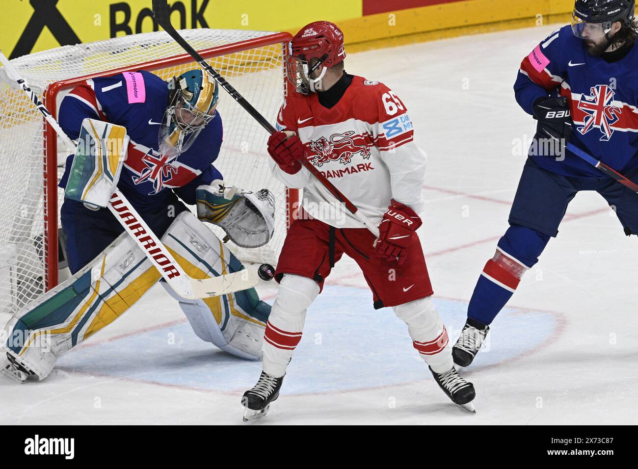 Prague, République tchèque. 17 mai 2024. Le gardien de but gauche-droit Jackson Whistle (GBR), Christian Wejse (DEN) et Josh Batch (GBR) en action lors du Championnat mondial 2024 de l’IIHF, groupe A, match Grande-Bretagne vs Danemark, à Prague, en République tchèque, le 17 mai 2024. Crédit : vit Simanek/CTK photo/Alamy Live News Banque D'Images