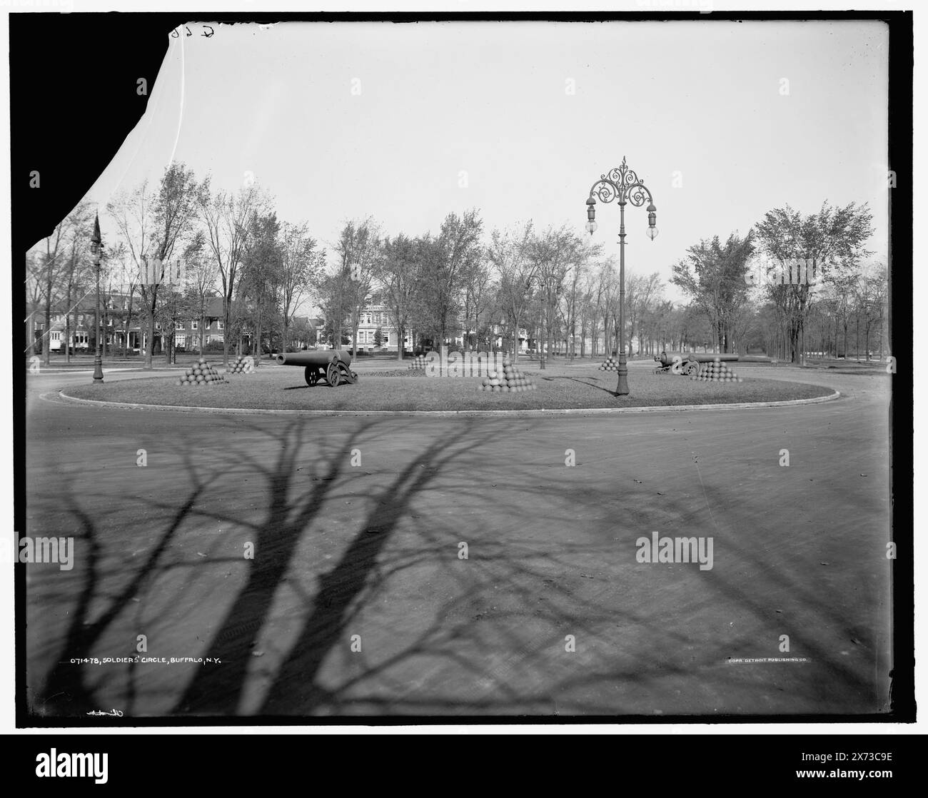 Soldiers' Circle, Buffalo, New York, négatif craqué en haut à gauche., Detroit Publishing Co. No. 071478., Gift ; State Historical Society of Colorado ; 1949, Plazas. , Canons. , États-Unis, New York (State), Buffalo. Banque D'Images