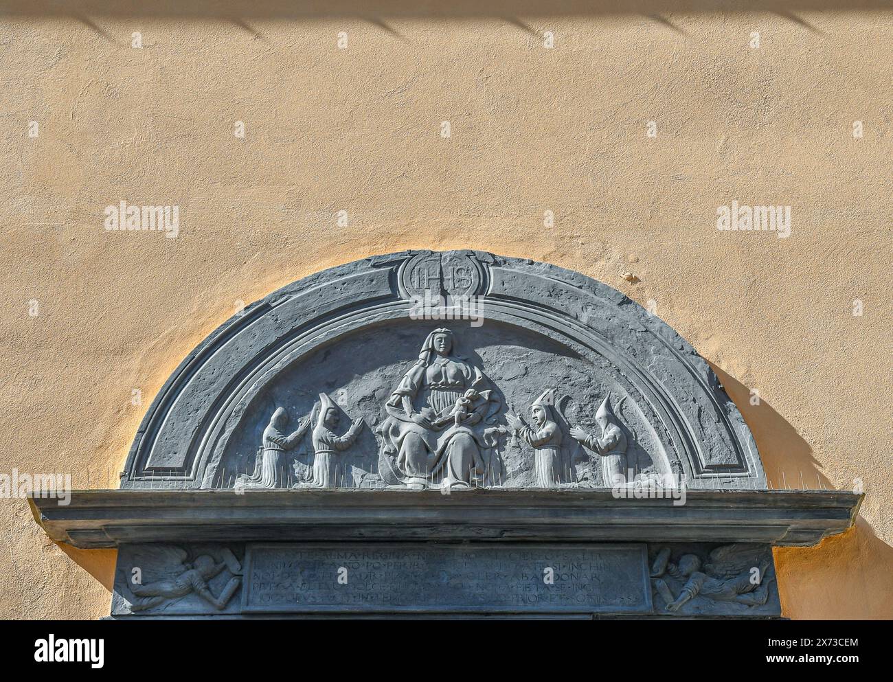 Lunette de l'oratoire notre-Dame de l'Assomption avec un bas relief représentant la Vierge à l'enfant entourée de confrères, Portofino, Italie Banque D'Images