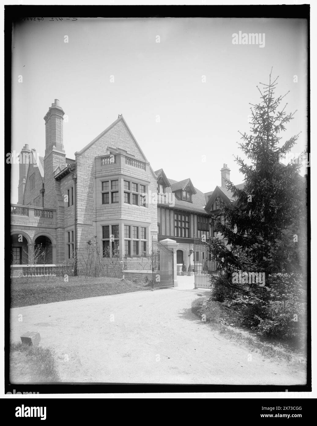 Résidence Edward C. Walker, entrée de la cour, Walkerville, Ontario, titre tiré de la veste., 'C 412' sur négatif., Detroit Publishing Co. no. 043446., Gift ; State Historical Society of Colorado ; 1949, Dwellings. , Canada, Ontario, Windsor. Banque D'Images