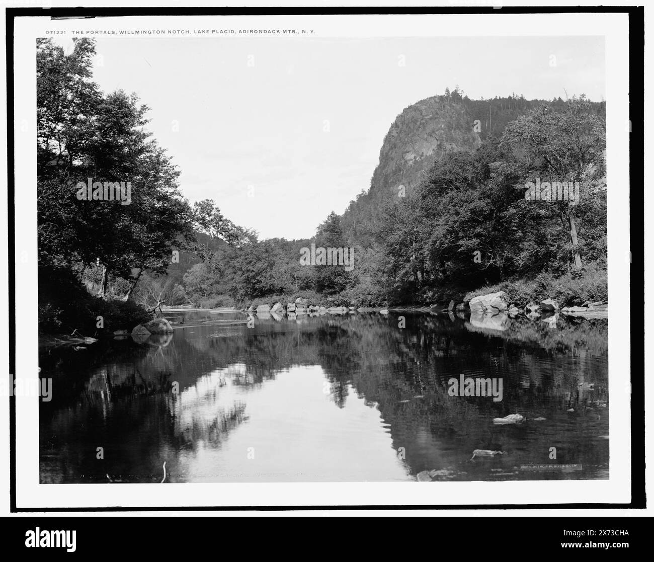 The Portals, Wilmington Notch, Lake Placid, Adirondack MTS., New York, Detroit Publishing Co. no. 071221., Gift ; State Historical Society of Colorado ; 1949, Rivers. , Cols (formes de relief) , États-Unis, New York (État), Ausable River. , États-Unis, New York (État), Adirondack Mountains. Banque D'Images