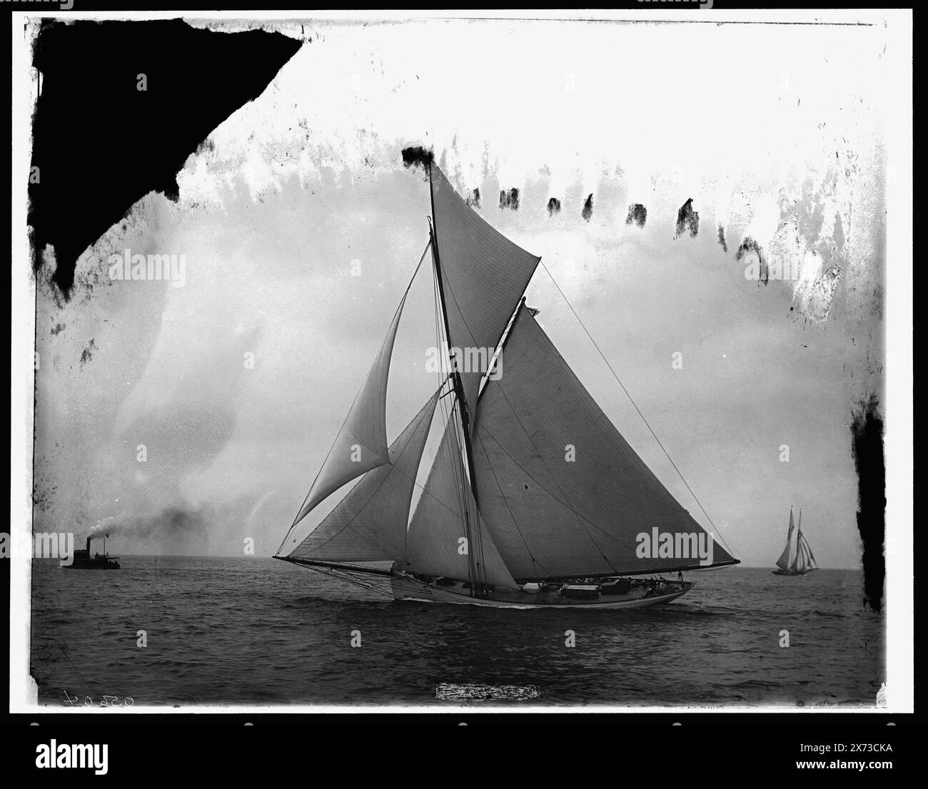 Yacht, peut-être à America's Cup races, titre de veste., Detroit Publishing Co. No. 40 X., Gift ; State Historical Society of Colorado ; 1949, Yachts. Banque D'Images