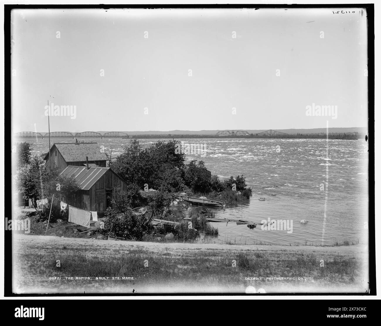 Les rapides, Sault Ste. Marie, date basée sur Detroit, catalogue F (1899)., Detroit Publishing Co. No. 011321., Gift ; State Historical Society of Colorado ; 1949, Rapids. , Front de mer. , Habitations. , États-Unis, Michigan, Sault Sainte Marie. , États-Unis, Michigan, Saint Marys River. Banque D'Images