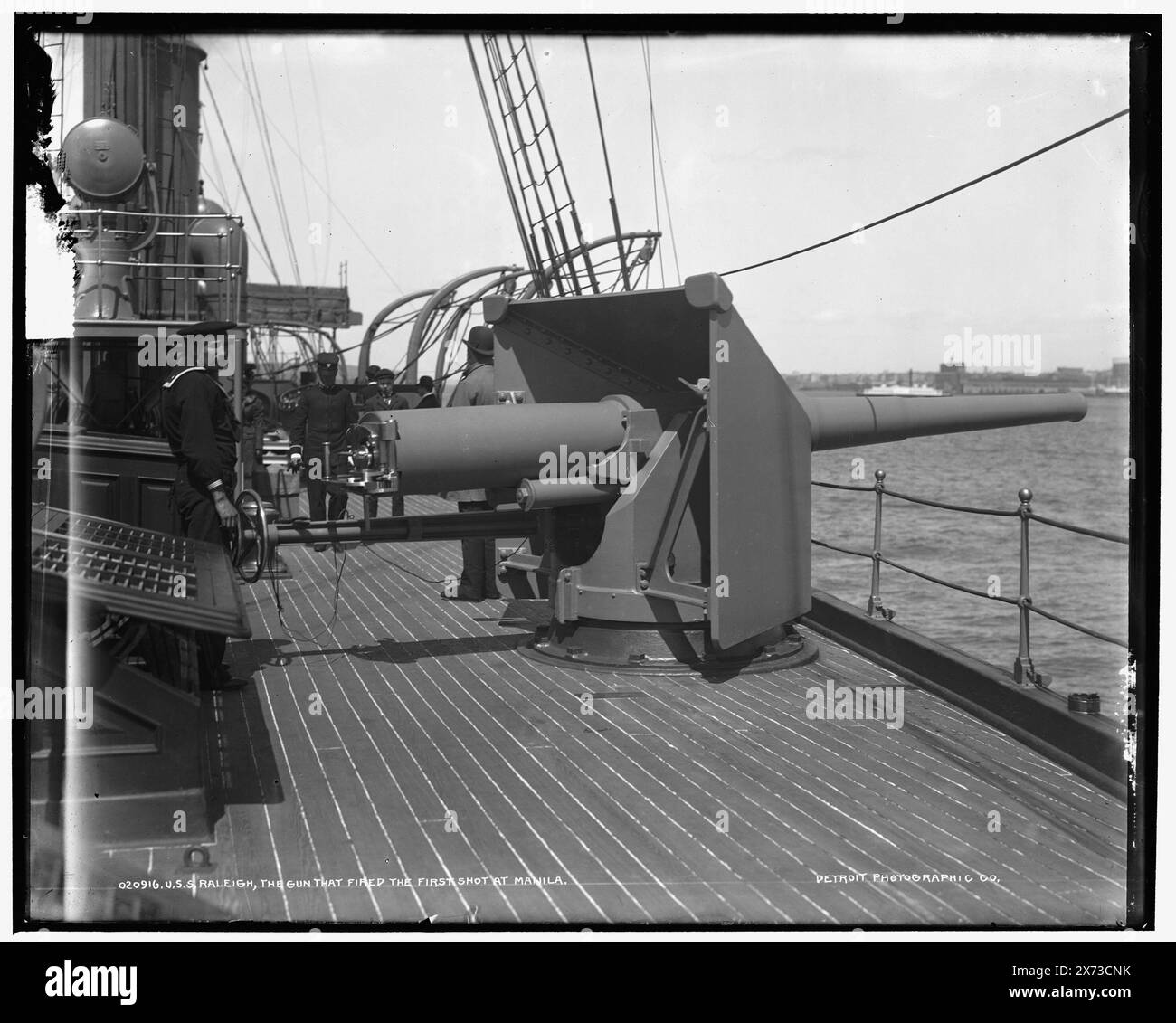 U.S.S. Raleigh, le pistolet qui a tiré le premier coup de feu sur Manille, Jacket title commence : U.S.S. Raleigh, Gunner Shaw and the Gun , ., attribution à Hart basé sur des négatifs avec des numéros similaires., date basé sur Detroit, catalogue J (1901)., Detroit Publishing Co. No. 020916., Gift ; State Historical Society of Colorado ; 1949, Raleigh (Cruiser), États-Unis., Navy. , Cruisers (navires de guerre), américain. , Seamen, américain. , Artillerie (armement) , Guerre hispano-américaine, 1898. Banque D'Images