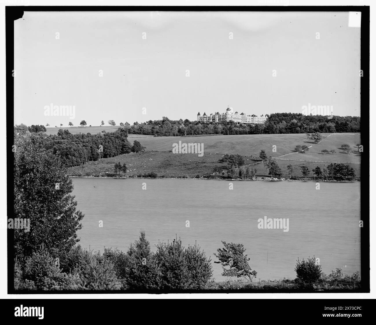 Poland Spring House de l'autre côté du lac, Poland Spring, Me., titre de la veste., 'G 2926 A' sur négatif., Detroit Publishing Co. no. 034327., Gift ; State Historical Society of Colorado ; 1949, Hôtels. , Lacs et étangs. , États-Unis, Maine, Pologne Spring. Banque D'Images