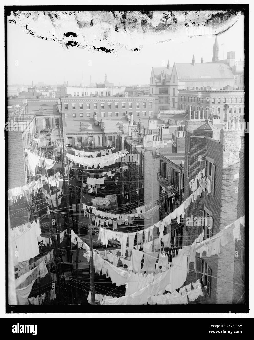 Yard of tenement, New York, New York, New York, titre tiré de la veste., 'H 468' sur négatif., Detroit Publishing Co. No. 036489., Gift ; State Historical Society of Colorado ; 1949, Tenement Houses. , Blanchisserie. , États-Unis, New York (State), New York. Banque D'Images