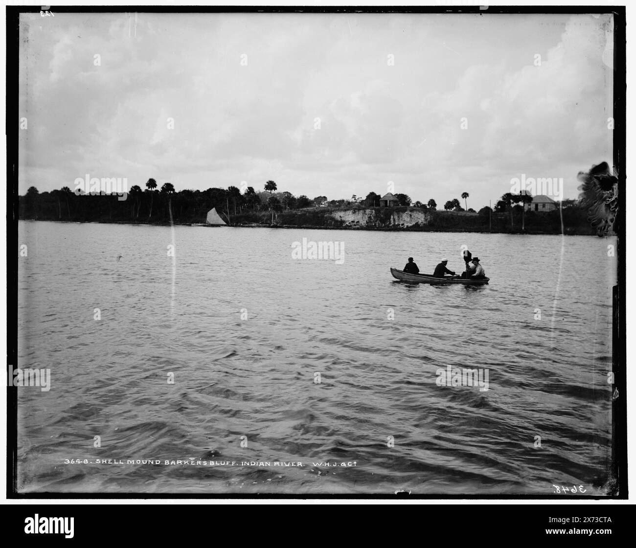 Shell Mound Barker's Bluff, Indian River, '123' et 'W.H.J. & Co.' sur négatif., Detroit Publishing Co. 3648., Gift ; State Historical Society of Colorado ; 1949., informations non vérifiées dans ce dossier. 752 champ, front de mer. , Bateaux à rames. , Baies. , États-Unis, Floride, Indian River. , États-Unis, Floride, Barker's Bluff. Banque D'Images
