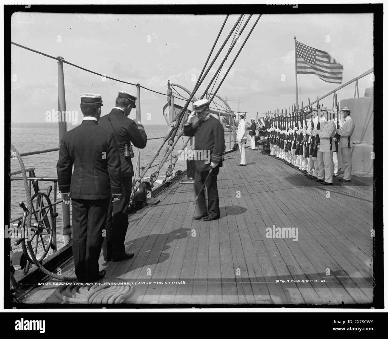 U.S.S. New York, amiral Farquhar quittant le navire, 1899, Detroit Publishing Co. No. 020752., Gift ; State Historical Society of Colorado ; 1949, Farquhar, Norman von Heldenreich, 1840-1907. , New York (Cruiser) , États-Unis., Navy. , Cruisers (navires de guerre), américain. , Officiers militaires. Banque D'Images
