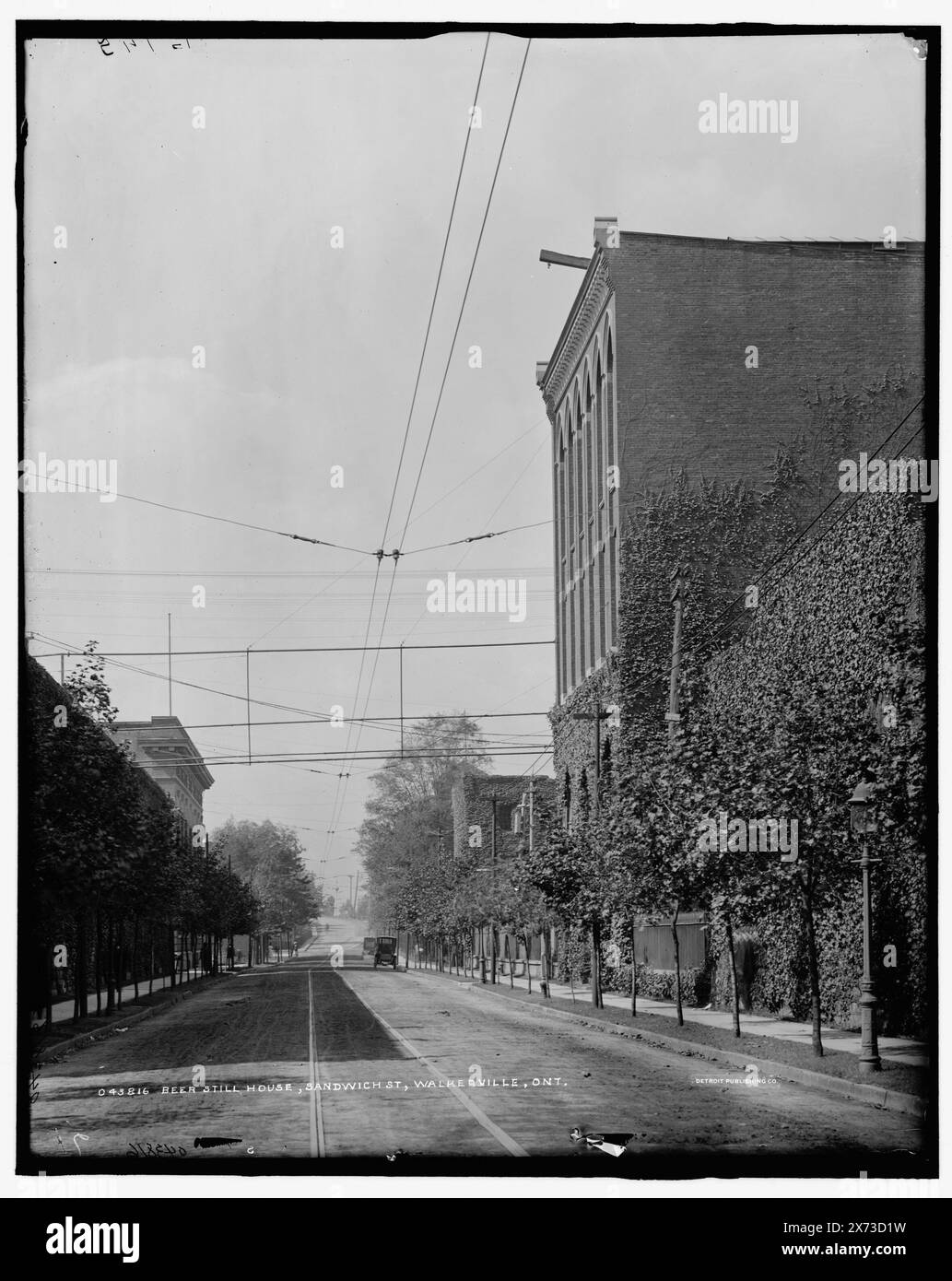 Beer Still House, Sandwich Street, Walkerville, Ontario, 'B 145' sur négatif., probablement Hiram Walker & sons., Detroit Publishing Co. no. 043816., Gift ; State Historical Society of Colorado ; 1949, Streets. , Bière. , Industrie de la distillation. , Canada, Ontario, Windsor. Banque D'Images