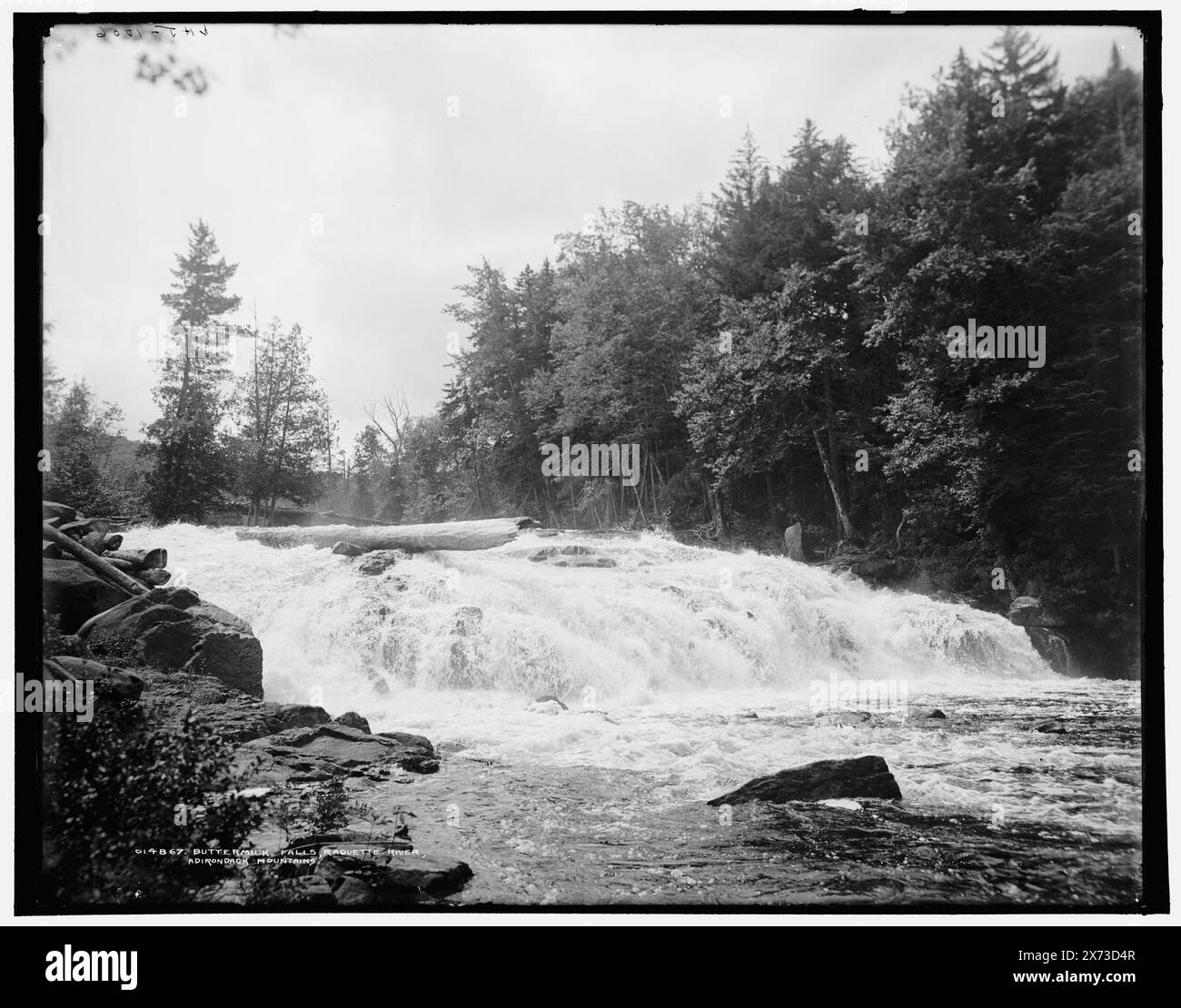 Buttermilk Falls, raquette River, Adirondack Mountains, 'WHJ 1006' sur négatif., Detroit Publishing Co. No. 014867., Gift ; State Historical Society of Colorado ; 1949, Waterfalls. , États-Unis, New York (État), Adirondack Mountains. , États-Unis, New York (État), raquette River. Banque D'Images