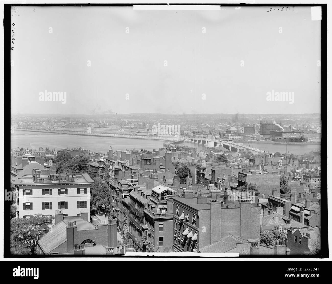 Back Bay et Charles River, Boston, Mass., négatif gauche fissuré, coin supérieur droit., les images du vidéodisque sont hors séquence ; l'ordre réel de gauche à droite est 1A-09994, 09993, 09992., '3292 B' sur négatif gauche ; '3293 B' sur négatif central ; '3294 B' sur négatif droit., Detroit Publishing Co. 015520., Gift ; State Historical Society of Colorado ; 1949, Rivers. , États-Unis, Massachusetts, Boston. , États-Unis, Massachusetts, Charles River. Banque D'Images
