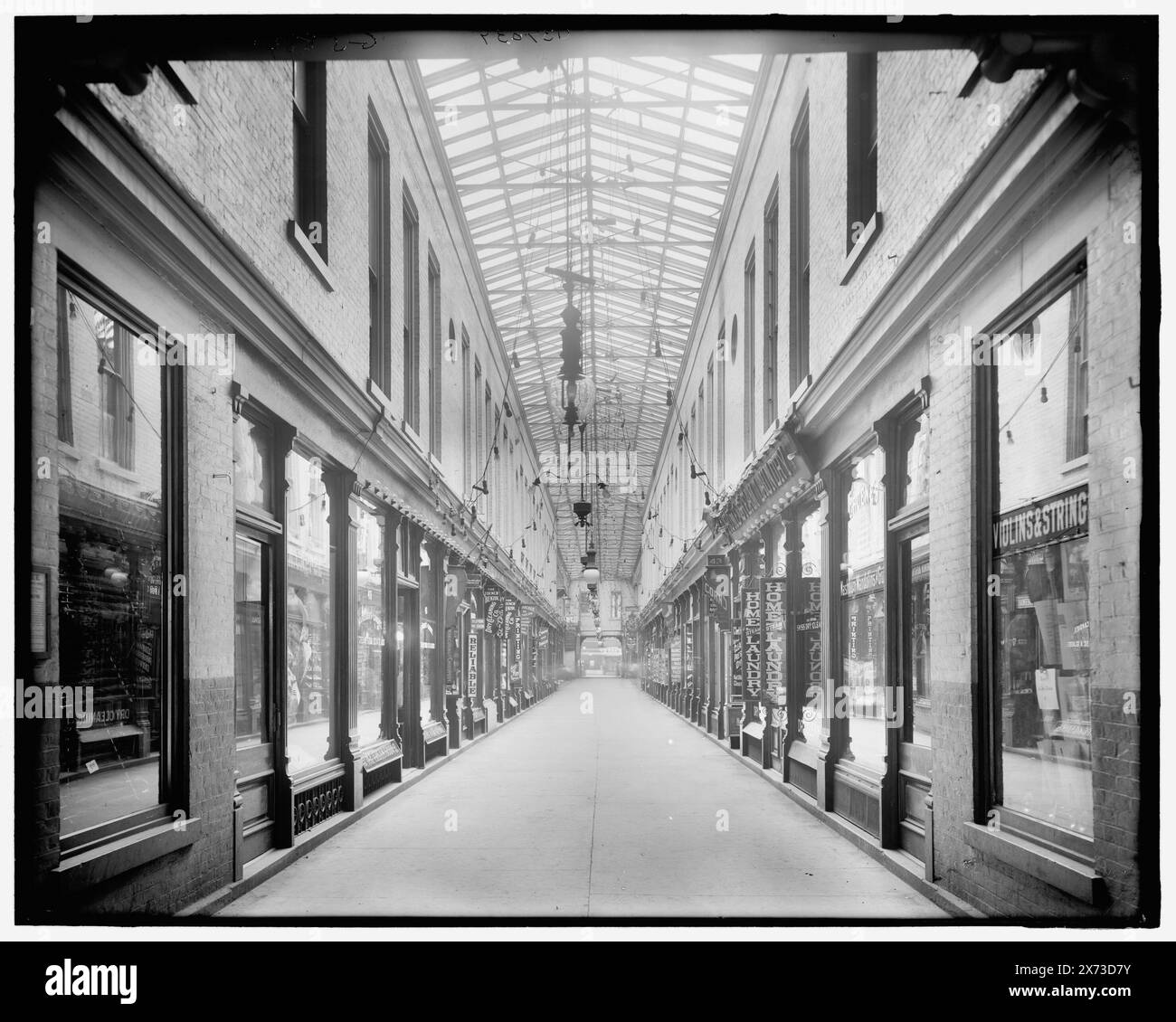 The Arcade, Cincinnati, Ohio, titre tiré de la veste., 'G 5884' sur négatif., Detroit Publishing Co. No. 039039., cadeau ; State Historical Society of Colorado ; 1949, arcades (centres commerciaux), intérieurs. , États-Unis, Ohio, Cincinnati. Banque D'Images