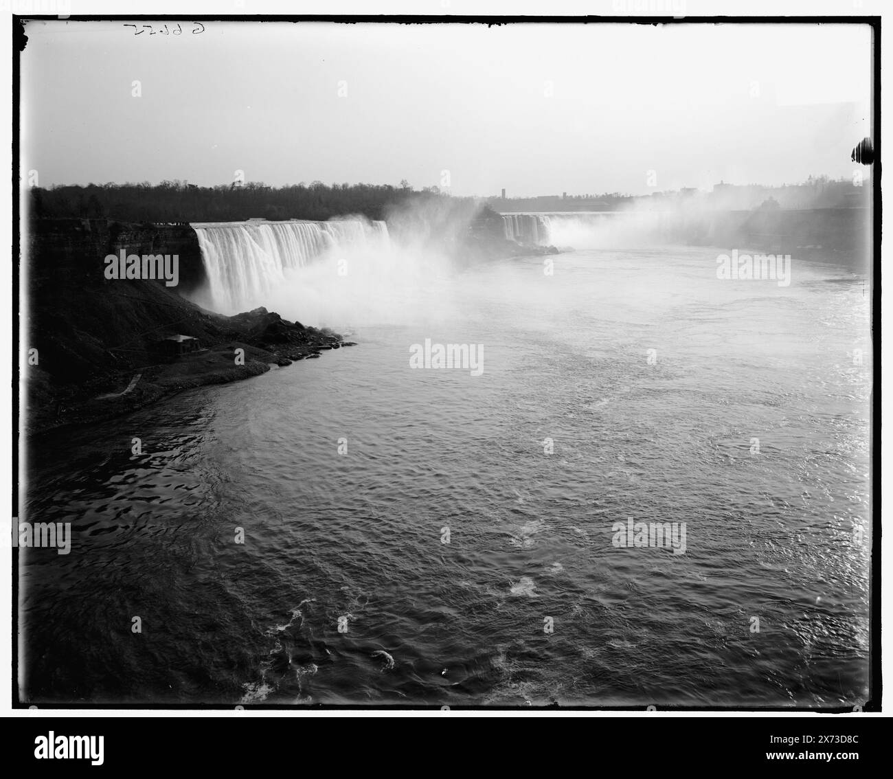 Vue générale depuis le pont International (Upper Steel Arch), Niagara Falls, New York, titre tiré de la veste., 'G 6655' et 'extra' sur négatif., Detroit Publishing Co. no. 039442., Gift ; State Historical Society of Colorado ; 1949, Waterfalls. , États-Unis, New York (État), Niagara Falls. , Canada, Ontario, Niagara Falls. Banque D'Images