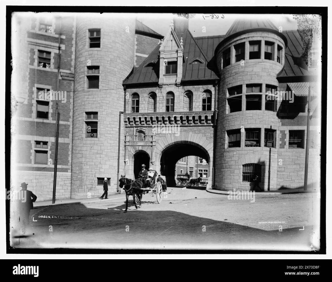 Entrée au Château Frontenac, Québec, '648-1' sur négatif., Detroit Publishing Co. No. 08829., cadeau ; State Historical Society of Colorado ; 1949, Château Frontenac (Québec, Québec) , Hôtels. , Canada, Québec (Province), Québec. Banque D'Images