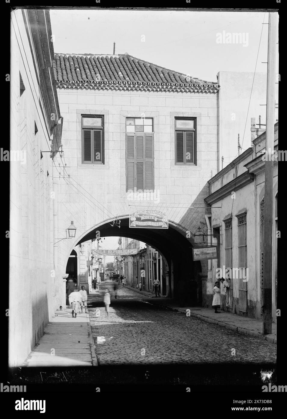 Calle Acosta, ruelle avec arche de construction, la Havane, Cuba, titre de veste., 'Agencia de Mudanzas, Acosta el arco de Belen' on arch., Detroit Publishing Co. no. 031045., Gift ; State Historical Society of Colorado ; 1949, Arches. , Rues. , Cuba, la Havane. Banque D'Images
