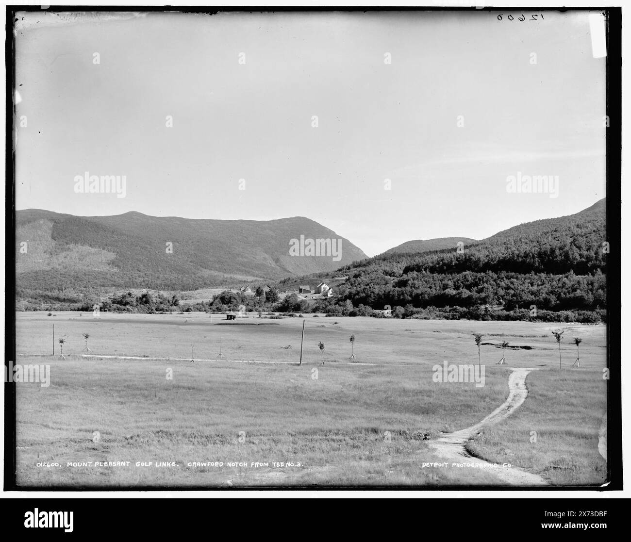 Mount Pleasant parcours de golf, Crawford Notch à partir du tee-no. 2, date basée sur Detroit, catalogue J (1901)., '141' sur négatif., Detroit Publishing Co. No. 012600., Gift ; State Historical Society of Colorado ; 1949, Golf. , Resorts. , Montagnes. , Passes (formes de relief) , États-Unis, New Hampshire, Bretton Woods. , États-Unis, New Hampshire, White Mountains. , États-Unis, New Hampshire, Crawford Notch. Banque D'Images
