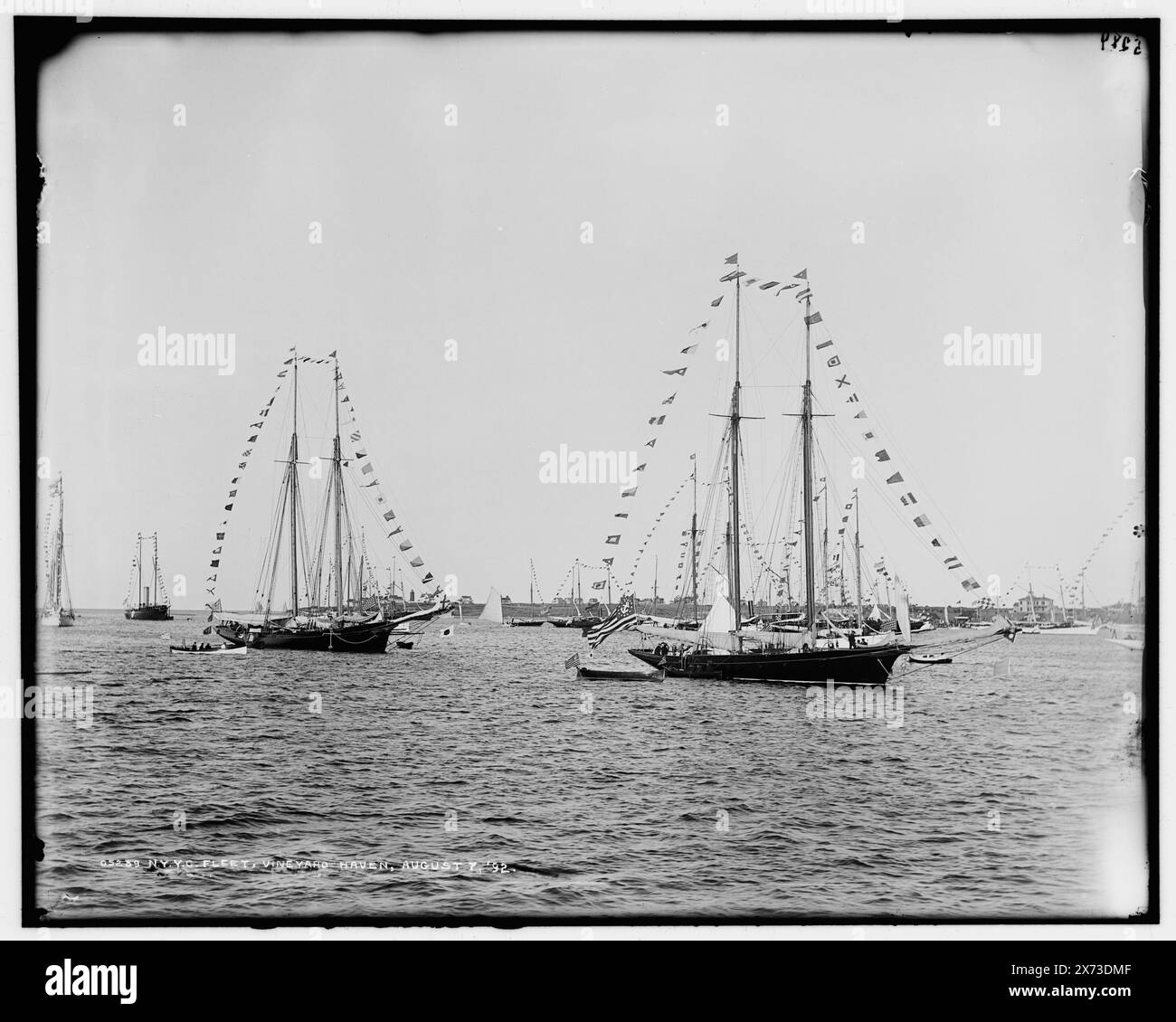 Flotte de N.Y.Y.C., Vineyard Haven, Detroit Publishing Co. no. 05289., Gift ; State Historical Society of Colorado ; 1949, New York Yacht Club. , Yachts. , Yacht clubs. , États-Unis, Massachusetts, Vineyard Haven. Banque D'Images