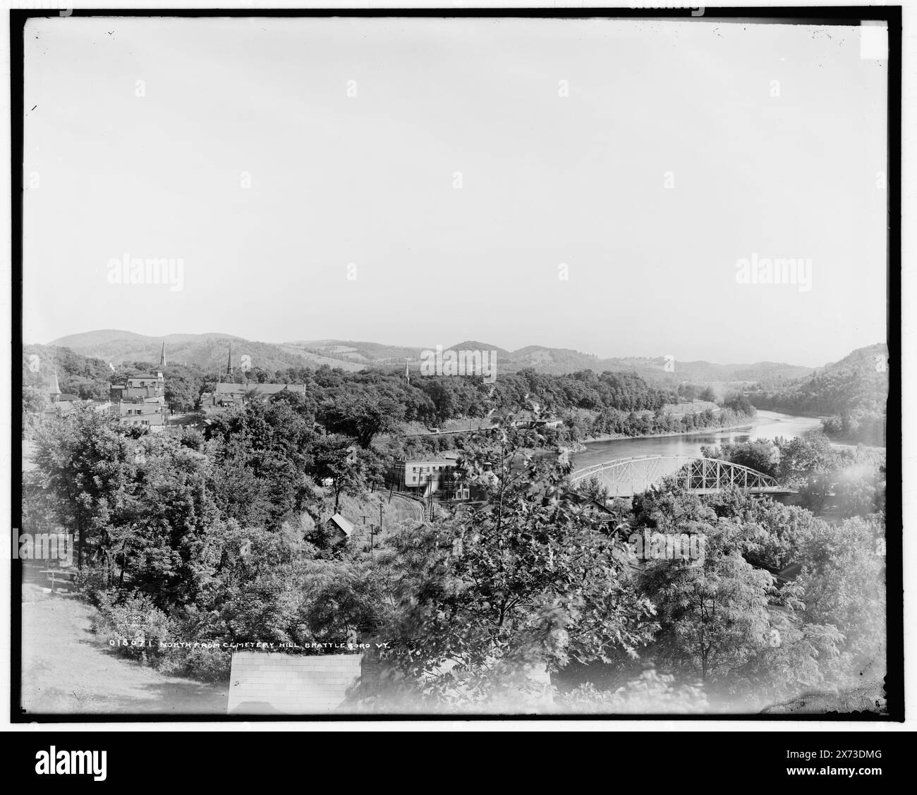Au nord de Cemetery Hill, Brattleboro, V.T., '2281 A' sur négatif., Detroit Publishing Co. No. 018071., Gift ; State Historical Society of Colorado ; 1949, Rivers. , États-Unis, Vermont, Brattleboro. , États-Unis, Connecticut River. Banque D'Images