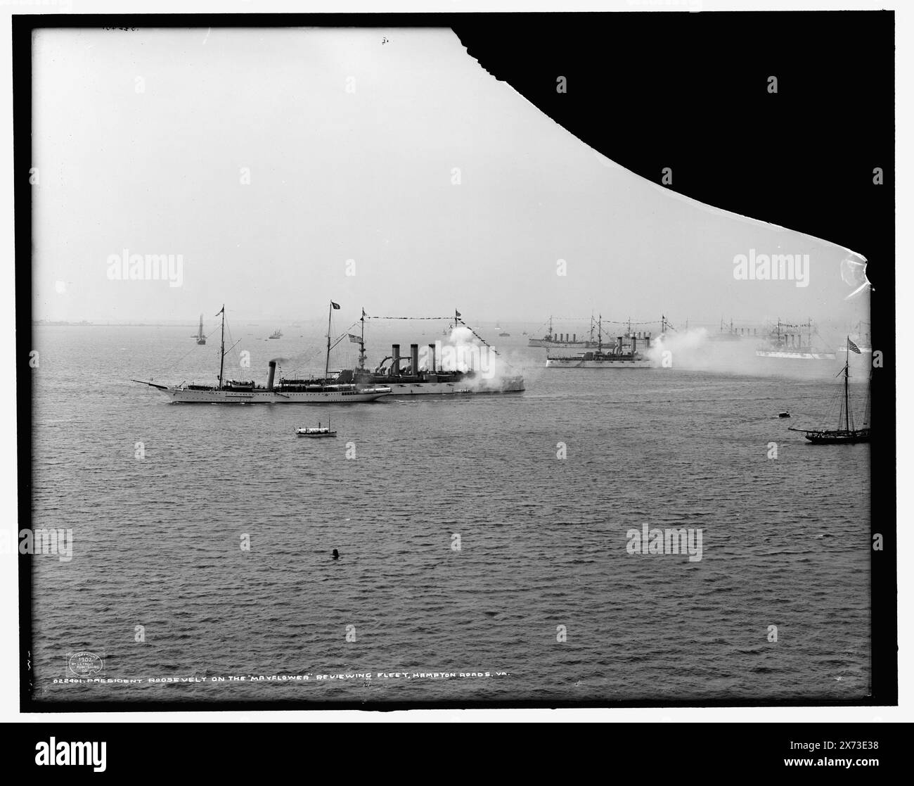 Président Roosevelt sur la flotte de révision Mayflower, Hampton Roads, Virginie, Detroit Publishing Co. No. 022401., Gift ; State Historical Society of Colorado ; 1949, Roosevelt, Theodore, 1858-1919. , Mayflower (Yacht) , Yachts. , Présidents, États-Unis. , Canaux. , États-Unis, Virginie, Hampton Roads. Banque D'Images